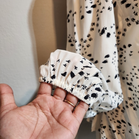 EUC MODCLOTH WHITE WRAP BLOUSE WITH BLACK ANIMAL NOVELTY FOOT PRINTS SZ S - Picture 3 of 9